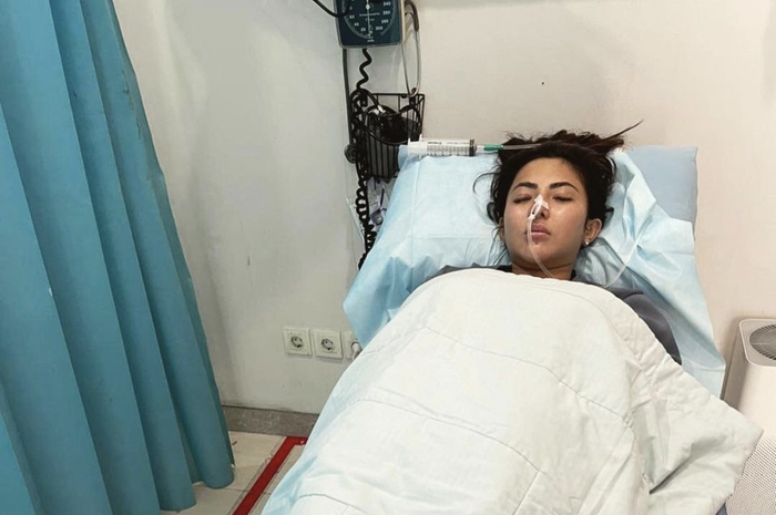 Ayu Aulia sempat dikabarkan menjalin asmara dengan Zikri Daulay. Sebelum coba bunuh diri, Ayu menulis surat buat keluarganya. 
