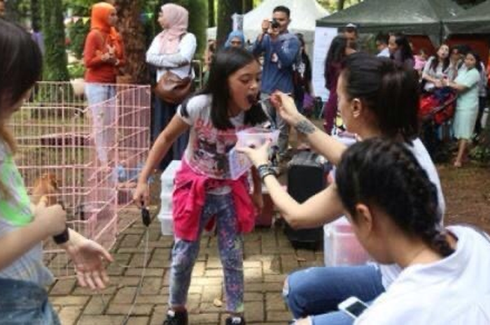 Anak Ariel Noah Alleia Anata tertangkap kamera disuapi Sophia Latjuba. Begini respons menohok Sophia ditanya lamaran ayah Alleia.  