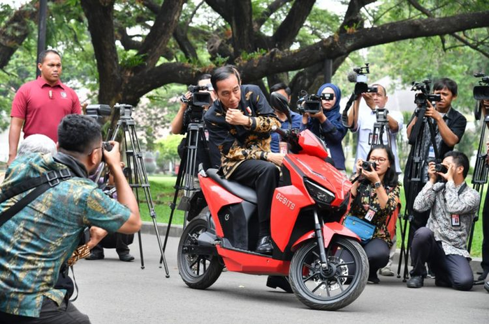 Foto ilustrasi Presiden Jokowi bersama motor listrik Gesits.