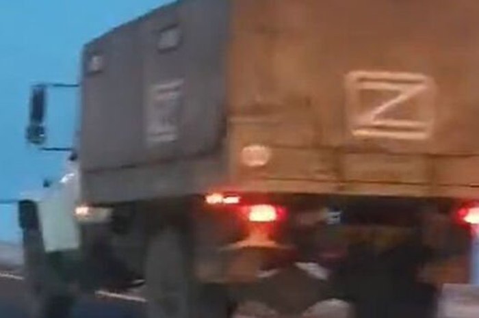 Dua huruf khusus yang biasa ditemukan pada senjata dan peralatan militer Rusia selama operasi khusus di Ukraina adalah huruf Z dan huruf V.