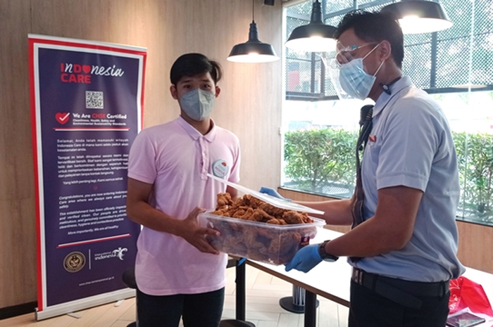 Penyerahan produk dari McDonald's Indonesia ke FoodCycle Indonesia