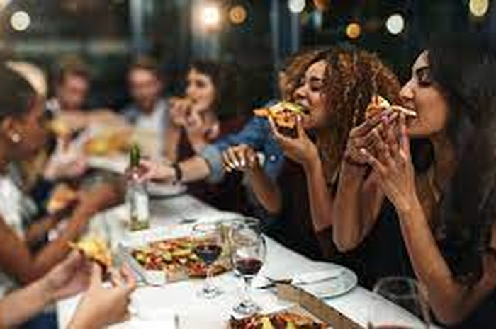 ilustrasi makan bareng teman