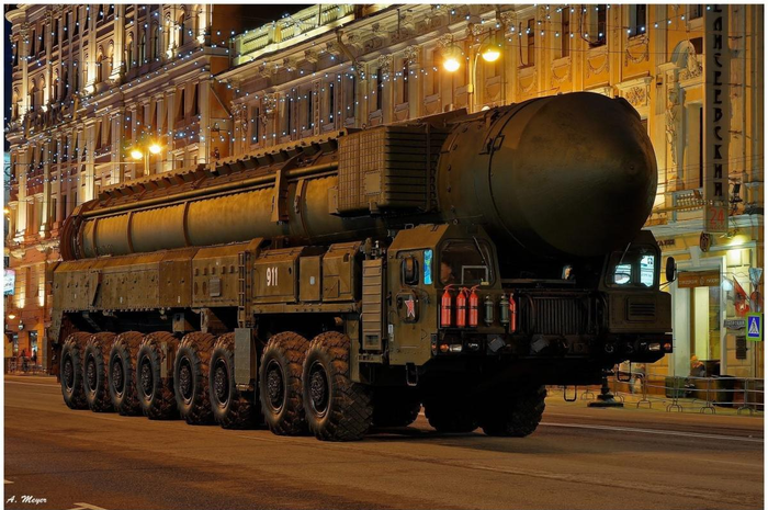 Mengikuti kendaraan yang membawa RS-24 Yars ada peluncur Iskander M jenis rudal yang dijuluki "terminator" Rusia.