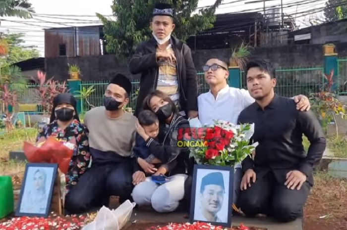 Foto Keluarga Faisal dan Thoriq Halilintar yang berziarah ke makam Vanessa Angel dan Bibi Ardiansyah.  