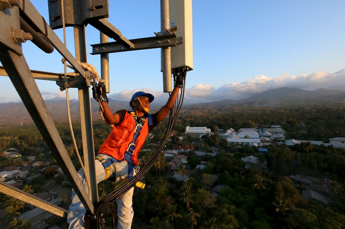 Teknisi XL Axiata melakukan perawatan BTS