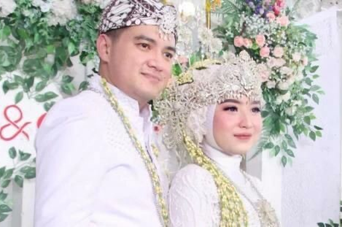 Foto wajah istri baru Steno Ricardo jadi bulan-bulanan netizen. Mawar AFI ungkap chat anaknya tak pernah dibalas oleh ayah dan ibu barunya.