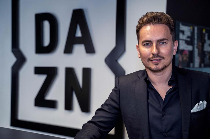 Mantan pembalap Jorge Lorenzo resmi akan kembali ke MotoGP 2022 dengan peran baru, yaitu menjadi komentator di channel DAZN.