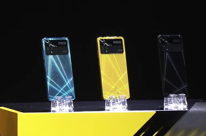 POCO X4 Pro 5G dengan tiga varian warna yang diperkenalkan di MWC 2022, Senin (28/2).