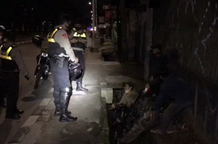  Polisi mengamankan dan membubarkan balap liar di Tanjung Barat, penonton panik hingga kecebur got.