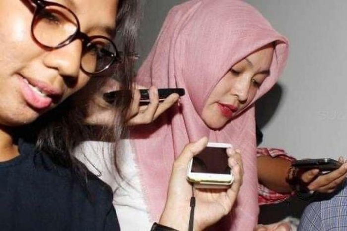 Angelina Sondakh resmi bebas dari penjara. Namun, rumah mewah istri Adjie Massaid menjadi perbincangan tetangga. 