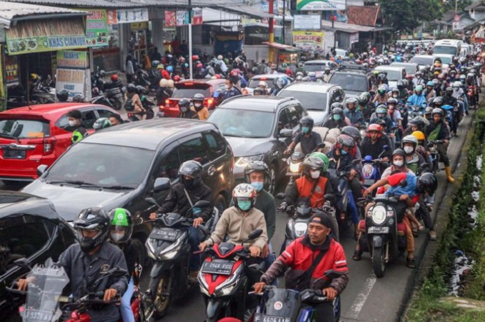 Foto ilustrasi kemacetan di kawasan Puncak. Arah kawasan Puncak, Bogor, Jawa Barat macet total, motor dan mobil diharapkan mencari jalan alternatif.