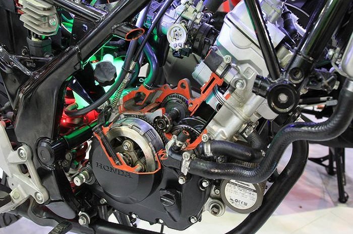 Foto ilustrasi mesin motor injeksi