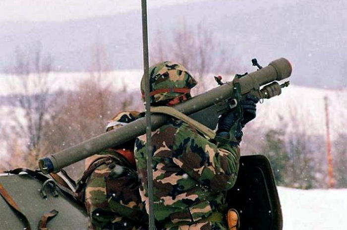 Seorang tentara ketika membidik targetnya menggunakan rudal Strela