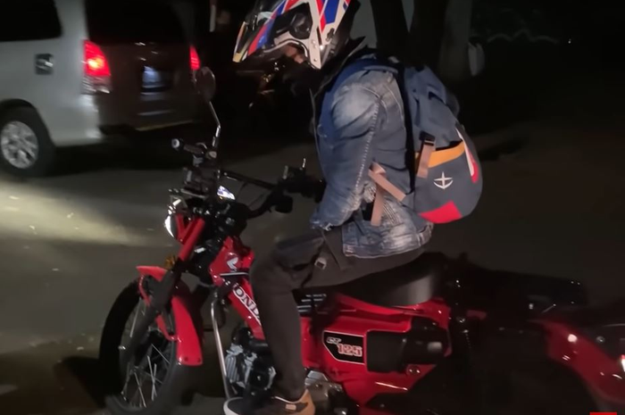 Motor bebek trail yang dinaiki Ariel Noah bikin Ahmad Dhani kepincut.