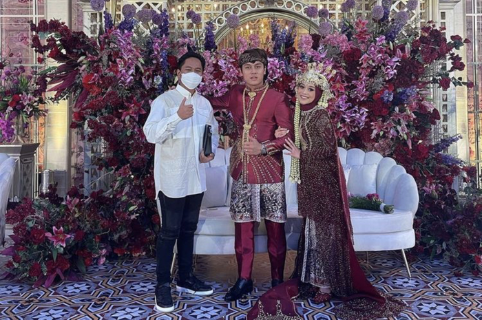 Rizky Billar sampai berebut amplop tebal dari Doni Salmanan. Lesti Kejora terkejut lihat isinya. Kini, Crazy Rich Bandung diburu polisi. 