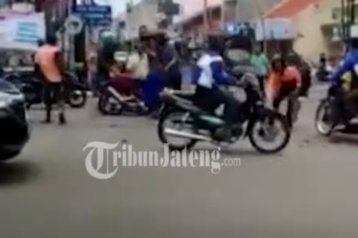 Seorang pemotor nekat terobos lampu merah di Tegal hingga tabrak driver ojol dan pemotor lain.