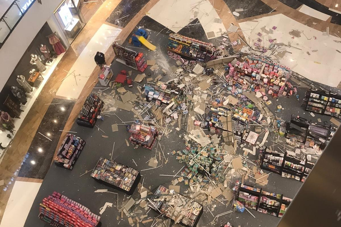 Ornamen yang terpasang di plafon Lippo Mall Kemang runtuh usai disapu angin kencang. Polisi menemukan fakta ini di lapangan.