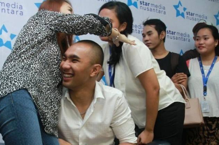 Enji Baskoro dituding menghamili janda kembang setelah pernikahannya dengan Ayu Ting Ting hancur. Foto buku nikahnya masih bertebaran.