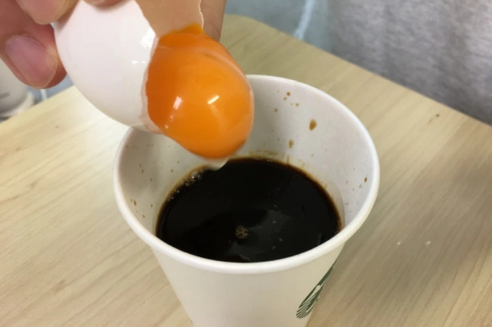 Jangan lupa beritahu suami campuran kopi hitam dan telur sebelum beranjak ke ranjang, dan rasakan manfaatnya.