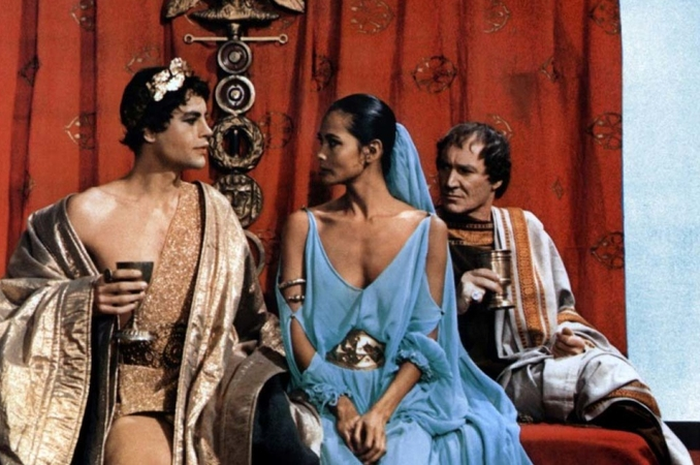 Ilustrasi Kaisar Romawi Caligula dalam film Caligula: The Untold Story (1982)