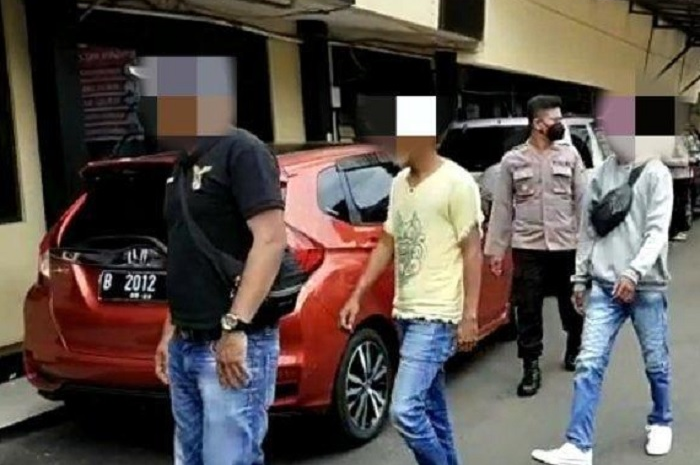 Kawanan debt collector tidak berkutik digiring ke Polres Depok, Jawa Barat
