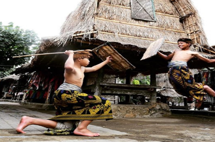Veda Ega Pratama (kanan) saat melakukan tarian Peresean yang merupakan adat masyarakat Sasak, Lombok, NTB.