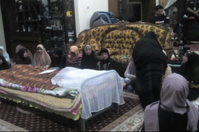 Istri Tukul Arwana meninggal dunia karena asma. Lima tahun kemudian, Tukul Arwan mengalami pendarahan otak hingga ingin pergi dari rumah.