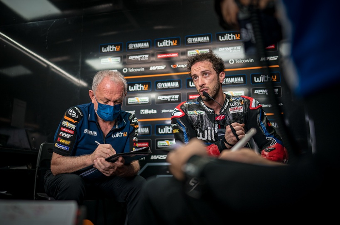 Ramon Forcada (kiri) adalah crew chief pembalap MotoGP Andrea Dovizioso musim ini, ternyata raja MotoGP Qatar untuk kategori crew chief. Samai total menang Valentino Rossi dan Casey Stoner di MotoGP Qatar