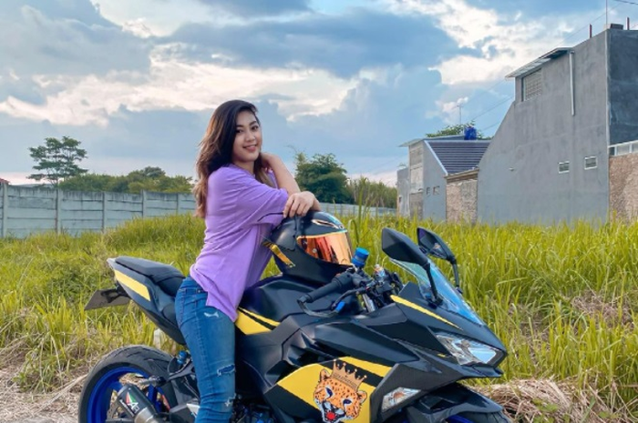 Diduga sosok mantan istri crazy rich Bandung, Doni Salmanan bernama Gigi Ruwanita terungkap ke publik, ternyata anak motor juga, bro.