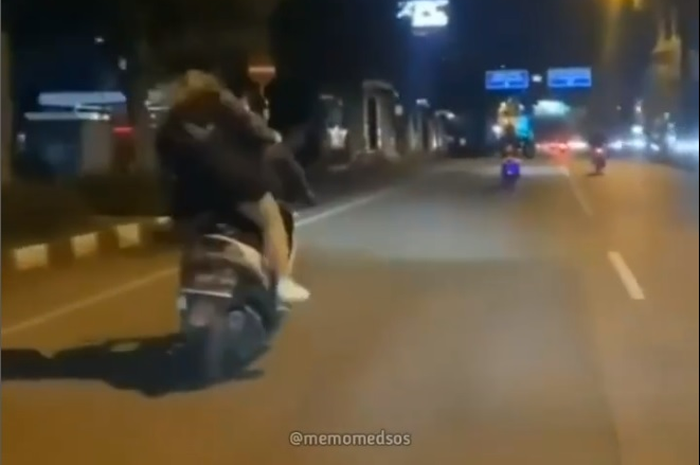 Video detik-detik wanita lempar helm dan loncat dari motor yang sedang melaju di jalan raya, diduga sedang ribut dengan pacarnya.