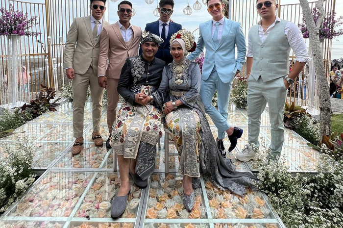 Foto akad nikah Ferry Irawan yang diunggah Verrell Bramasta menuai protes. Suami Venna Melinda terus ditagih utang mantan istri.