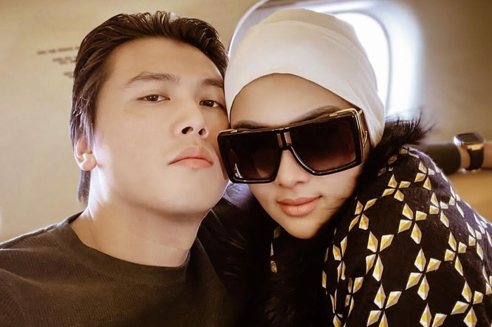 Syahrini dan Reino Barack 