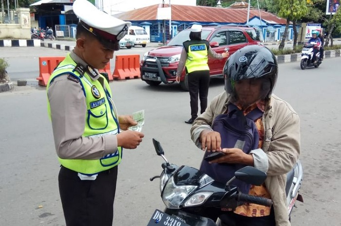 Perbedaan denda tilang enggak bawa SIM dengan enggak punya SIM, awas pemotor jangan sampai salah sebut.
