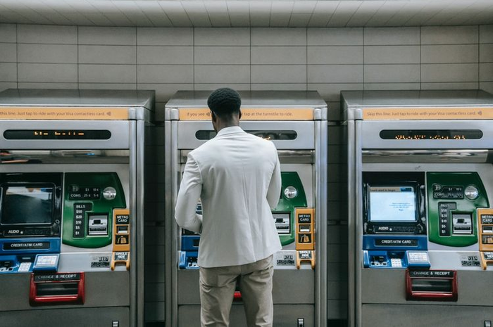 Ilustrasi Tarik Tunai di Mesin ATM