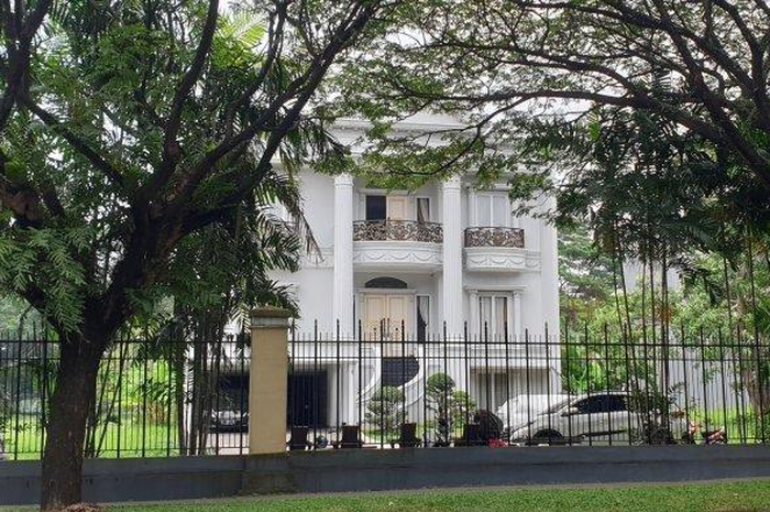 Rumah gedongan calon mertua Indra Kenz di kawasan Alam Sutera, Tangerang Selatan, Jumat (11/03/2022)