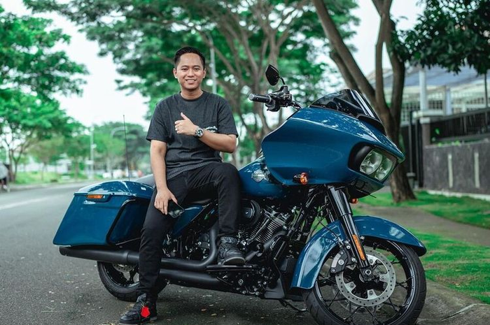 Doni Salmanan dan moge miliknya yang kini disita oleh petugas