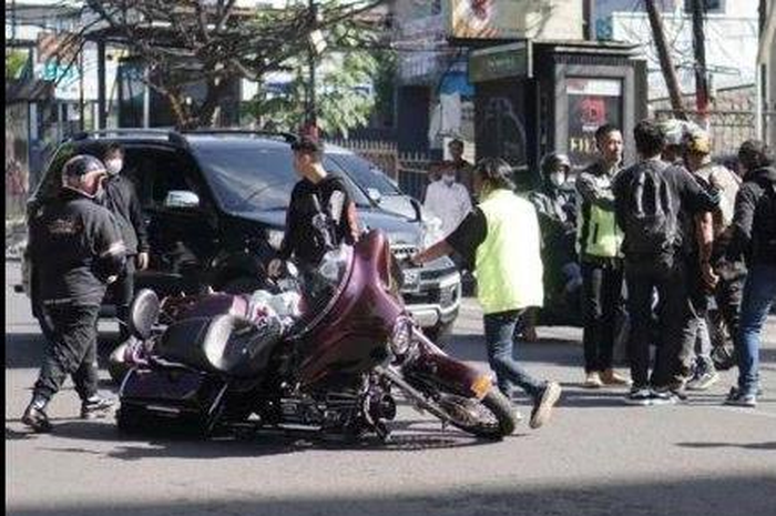 Pengendara Harley-Davidson terjatuh dan salahkan pemotor hingga dianiaya dan berdarah