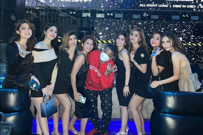 Hotman Paris bersama para aspri.