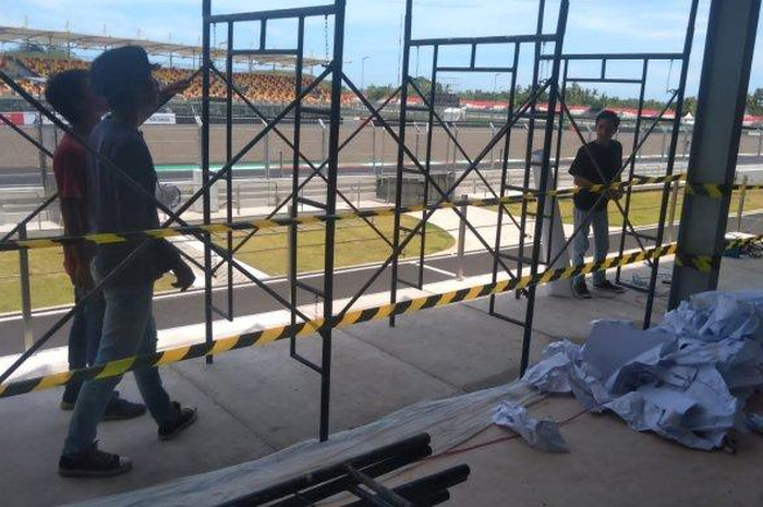 Pembangunan podium juara MotoGP Indonesia 2022 di sirkuit Mandalika sedang dikebut, pada (14/3/2022).