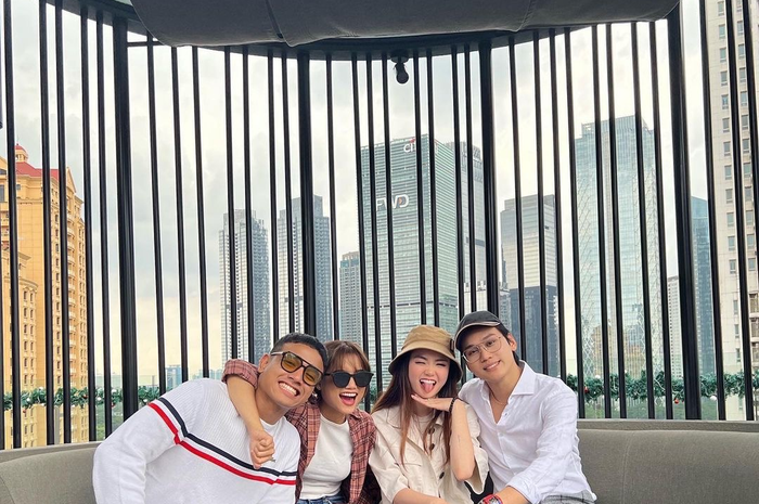 Foto Fuji bareng Indra Kenz dan Vanessa Khong masih bisa dilihat di Instagram. Rupanya pacar Thariq Halilintar dapat duit dari Indra Kenz.