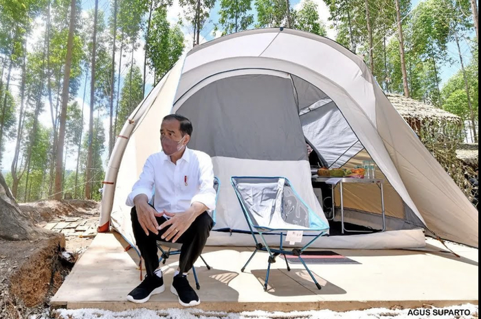 Tenda Jokowi di IKN Nusantara menjadi sorotan. Paspampres menyebarkan garam di tenda Jokowi viral. Panji Petualang ungkap faktanya.