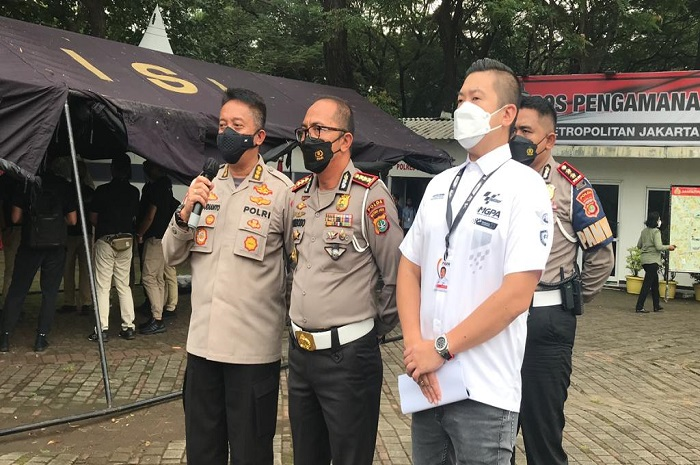 Pihak kepolisian saat menjelaskan parade pembalap MotoGP Mandalika 2022 yang digelar besok, Rabu (16/3/2022).