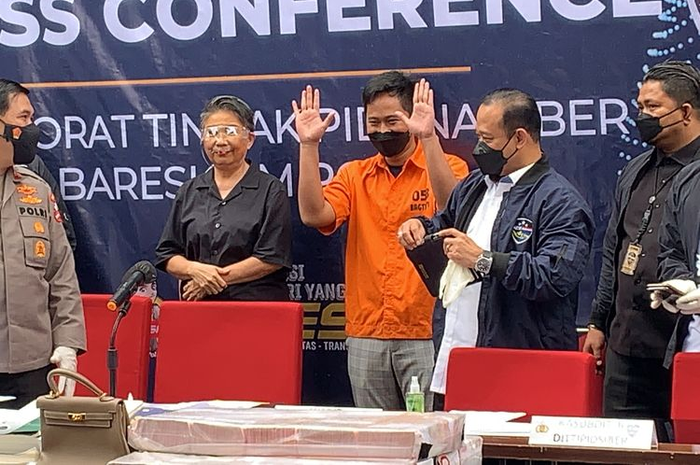 Tersangka kasus penipuan berkedok investasi Doni Salmanan dalam konferensi pers di Bareskrim Polri, Jakarta Selatan, Selasa (15/3/2022).