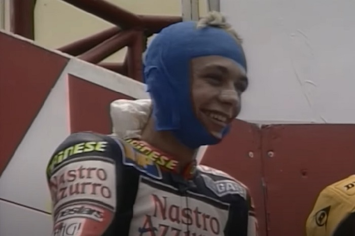 Momen saat Valentino Rossi juara GP Indonesia pakai perban biru, ternyata nyindir ini.