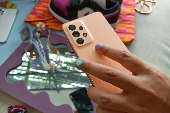 Samsung Galaxy A53 5G warna peach.