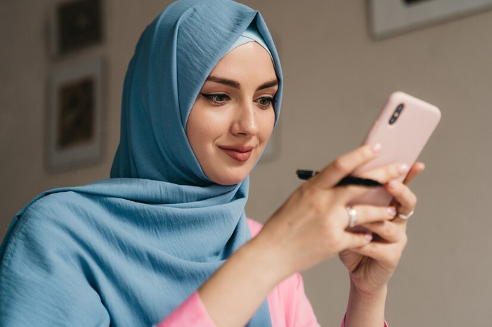 Ilustrasi menggunakan aplikasi jadwal imsak Ramadhan