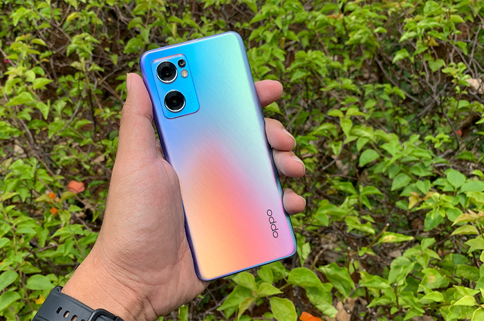 OPPO Reno7 5G varian warna Startrails Blue