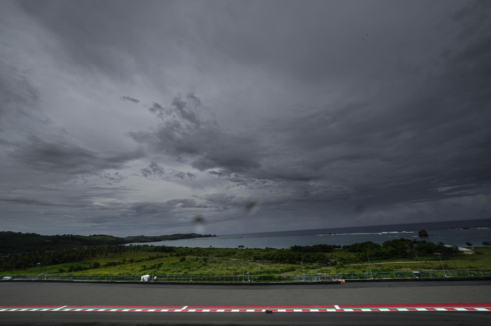 Sempat diguyur hujan menjelang FP1 Moto3 Indonesia 2022, ini penjelasan sang pawang hujan sirkuit Mandalika.