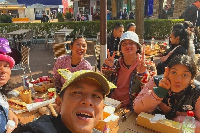 Alleia Anata anak Ariel NOAH terlihat menuliskan sebuah nama di atas Gembok Cinta Paris. Foto ekspresi wajah Boriel jadi sorotan.