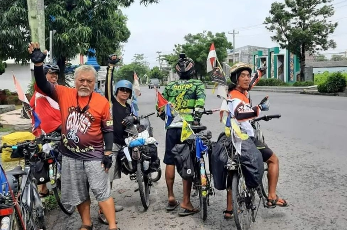 Salut, para pesepeda ini rela gowes sepeda dari Bandung ke Lombok demi nonton MotoGP Mandalika 2022!